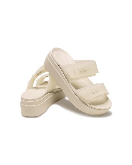 Brooklyn Buckle Frosted Low Sandales Femmes Sandstone CROCSTM en coloris Black