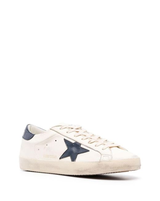 Sneaker basse 'super-star' con logo impresso e tallonetta a contrasto in pelle bianca uomo di Golden Goose Deluxe Brand in White da Uomo
