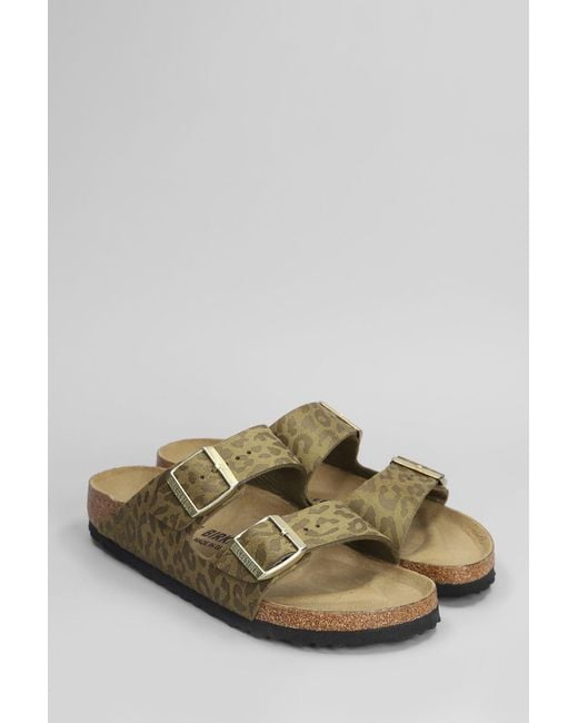 Sandali flats Arizona Leo in Pelle Khaki di Birkenstock in Green