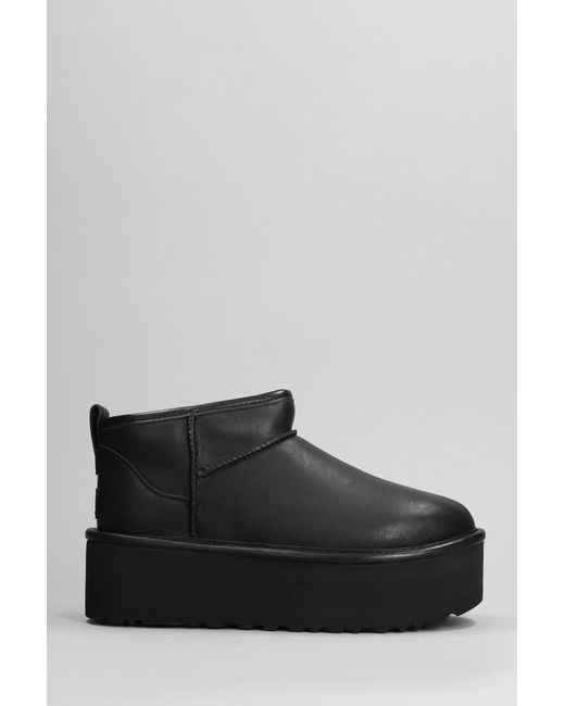 Tronchetti tacco basso Classic ultra mini Platform in Pelle Nera di Ugg in Black