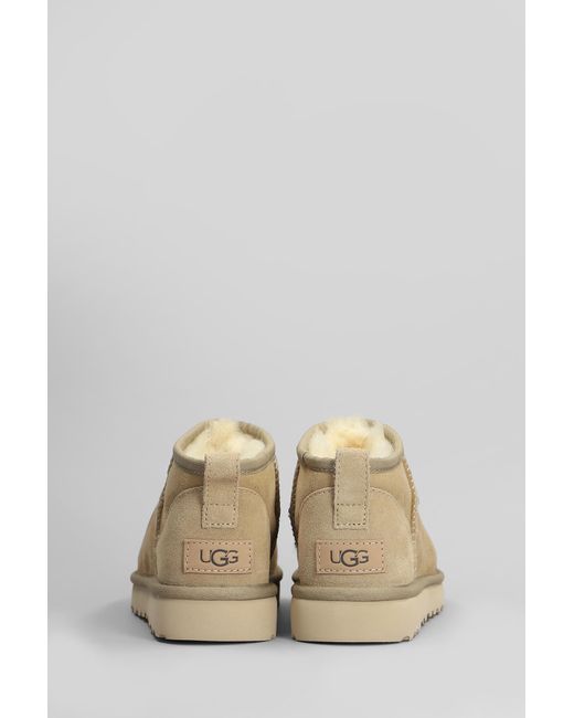 Tronchetti tacco basso Classic Ultra Mini in Camoscio Beige di Ugg in Natural