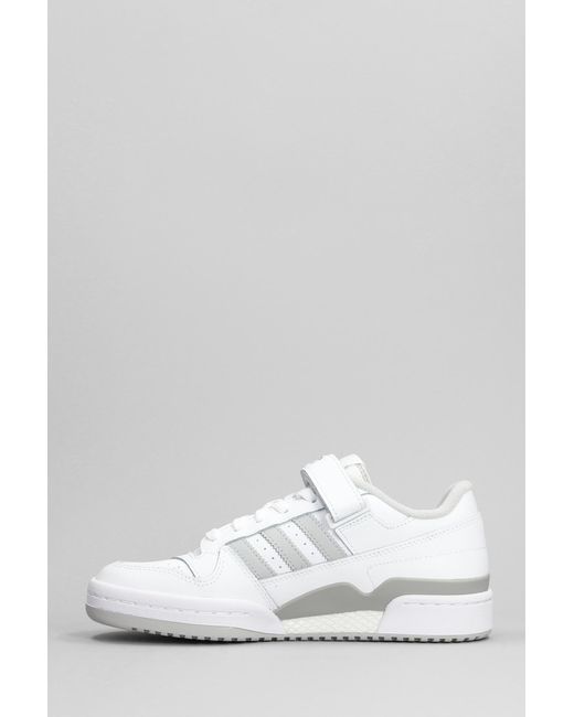 Sneakers Forum Low in Pelle Bianca di Adidas in White