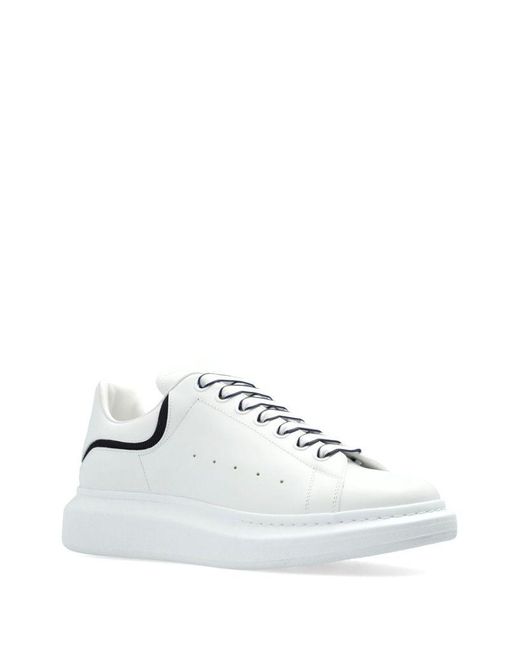 | Sneakers 'Oversize' in pelle bianco e nero con lacci bianchi e blu | male | BIANCO | 43 di Alexander McQueen in White da Uomo