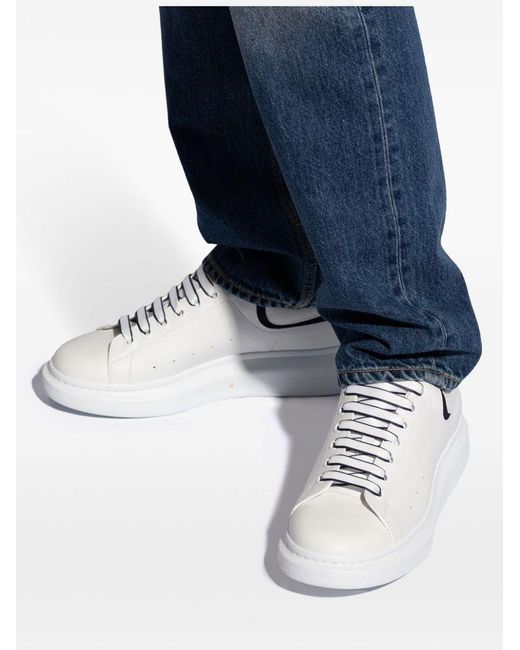 | Sneakers 'Oversize' in pelle bianco e nero con lacci bianchi e blu | male | BIANCO | 43 di Alexander McQueen in White da Uomo