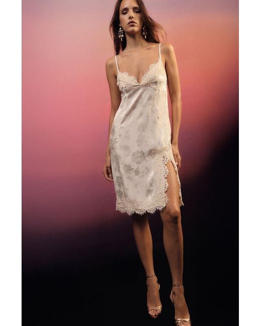 Abito Corto Con Spalline E Pizzo A Motivo Floreale di Dixie in White