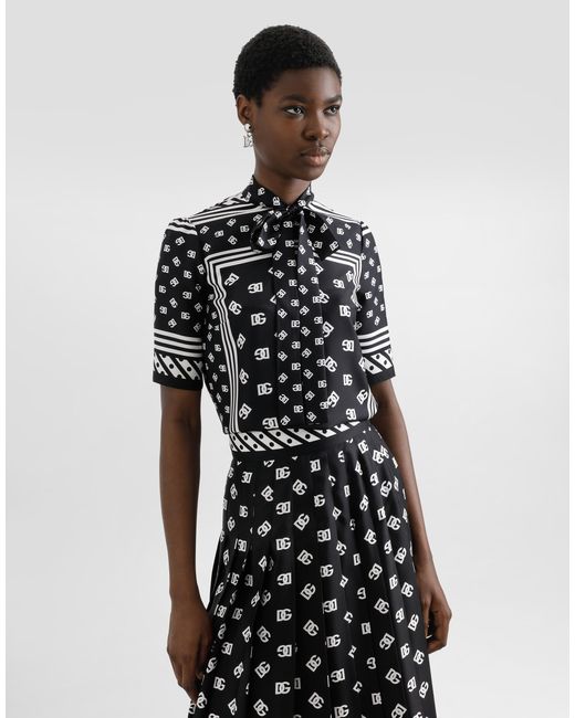 Blouse En Soie À Manches Courtes, Nœud Et Imprimé Foulard Logo Dg All-Over Dolce & Gabbana en coloris Black
