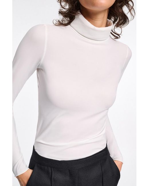 Dorothee Schumacher White Longsleeve mit Rollkragen aus leichtem, technischem Jersey
