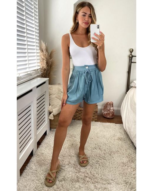 Gini London Reflecterende Short Met Zakdetail In Babyblauw in het Blue