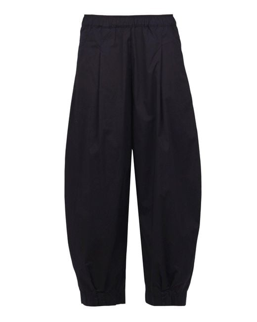 Mama B. Broek in het Blue