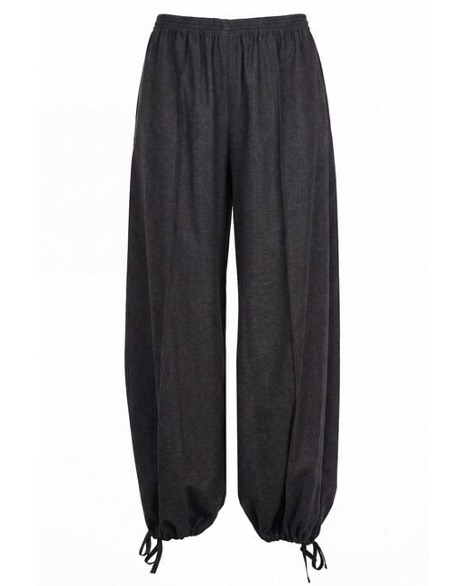 Alysi Broek in het Black
