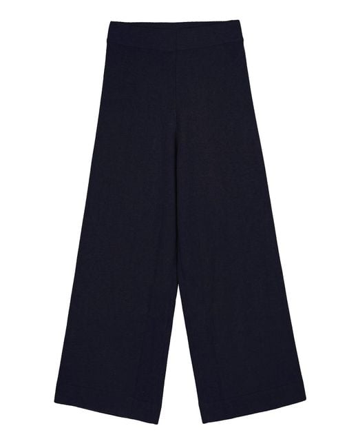 Mama B. Broek in het Blue