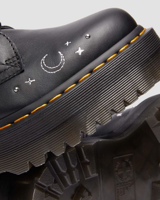 Cuero botas con plataforma jadon celestial moth bordadas zapatos Dr. Martens de color Black