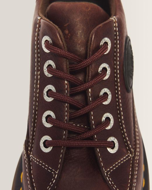 Chaussures buzz Dr. Martens en coloris Brown