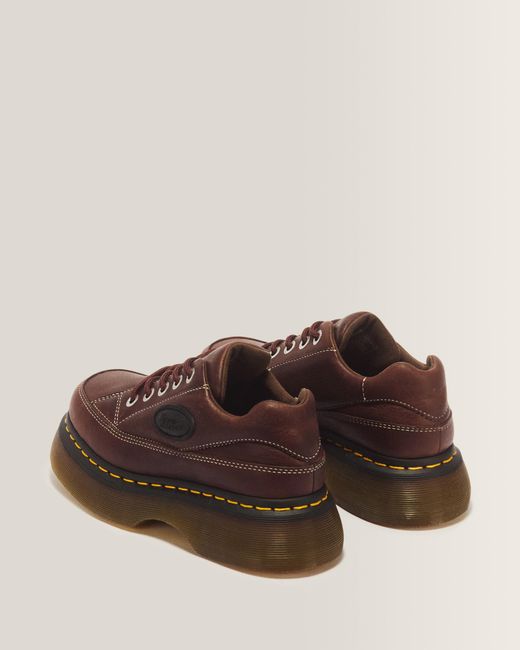 Chaussures buzz Dr. Martens en coloris Brown
