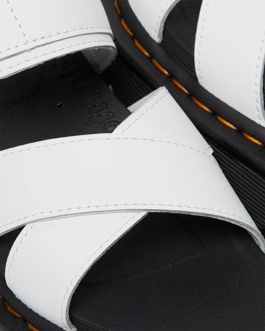 Dr. Martens Voss Ii in het White