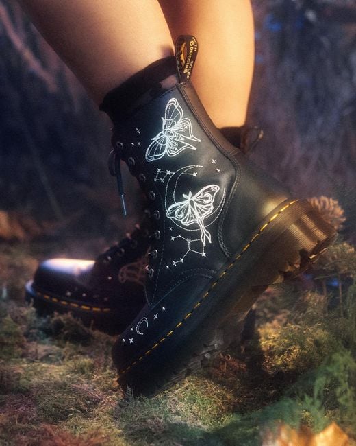 Cuero botas con plataforma jadon celestial moth bordadas zapatos Dr. Martens de color Black