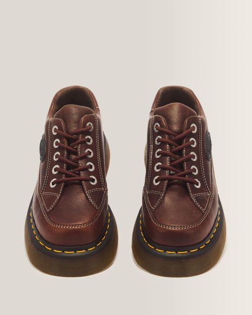 Chaussures buzz Dr. Martens en coloris Brown