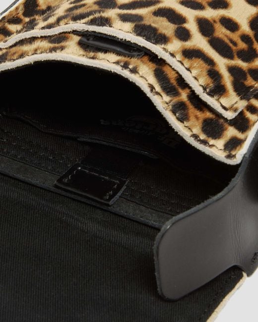 Pelle borsa a tracolla verticale con stampa leopardata con pelo di Dr. Martens in Black