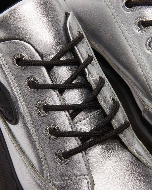 Scarpe buzz a 5 occhielli di Dr. Martens in White