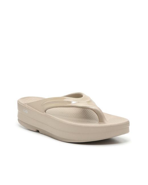 OOFOS Oomega Platform Flip Flop in White | Lyst