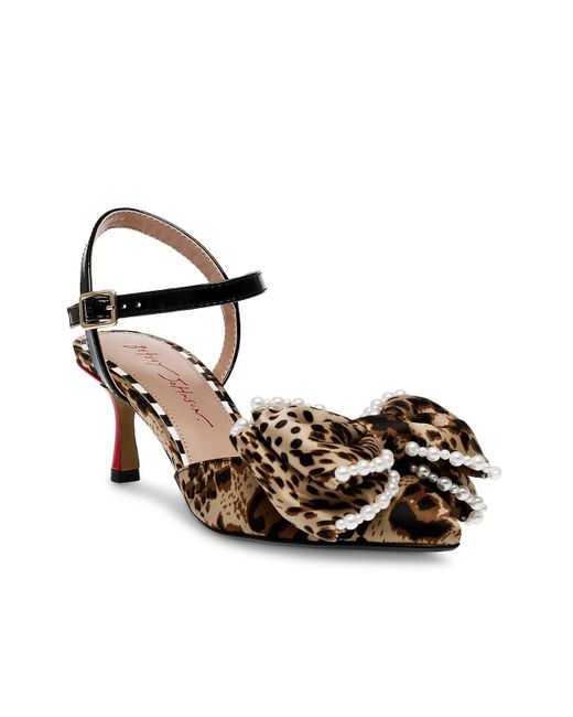 averi pump betsey johnson