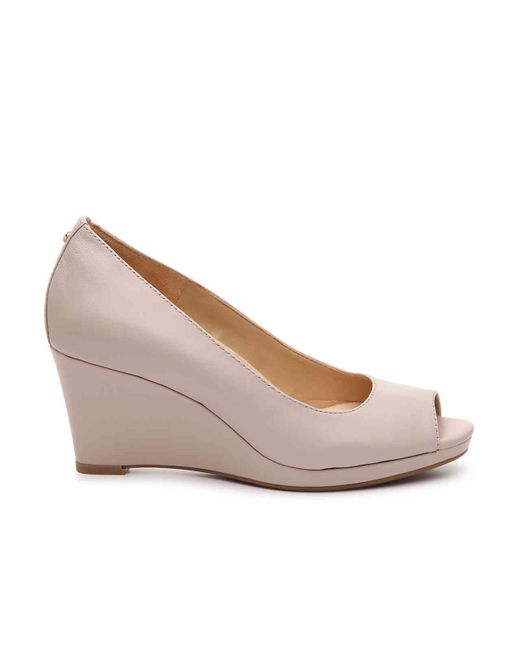 naturalizer beige shoes