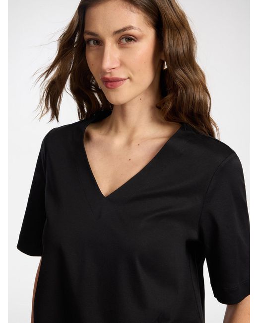 T-shirt in cotone scollo a V di Elena Miro in Black