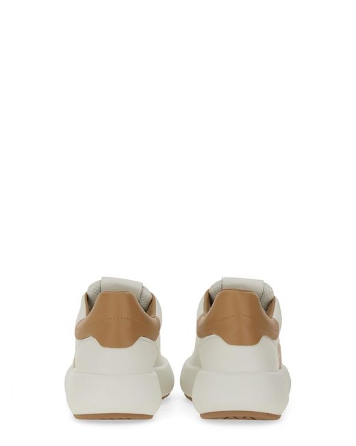 Slippers Disquette in pelle scamosciata sabbia di Stuart Weitzman in White