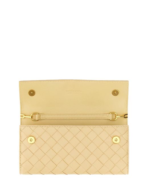 PORTAFOGLIO INTRECCIATO CON CATENA di Bottega Veneta in White