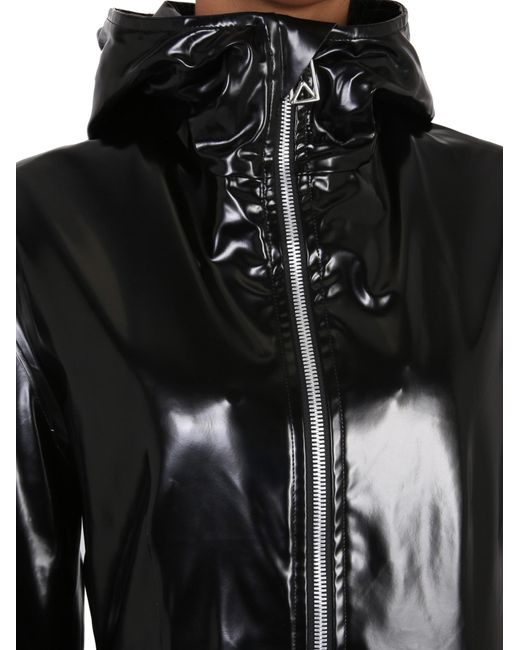 PARKA IN GOMMA CON CAPPUCCIO di Bottega Veneta in Black