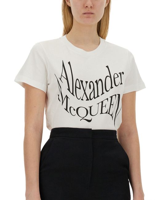 Logo print crew neck t-shirts e polos di Alexander McQueen in White