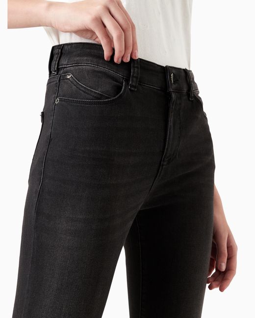 Vaqueros J18 De Cintura Alta Y Pernera Ajustada En Cómodo Denim Lavado A La Piedra Emporio Armani de color Black