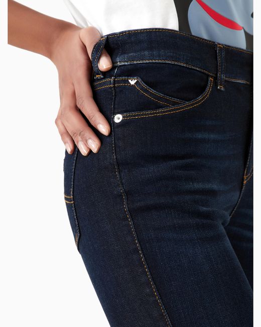 Vaqueros J18 De Cintura Alta Y Pernera Ceñida En Denim Lavado De Mezcla De Lyocell Emporio Armani de color Blue