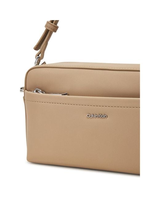 Calvin Klein Natural Handtasche Ck Must Convertible Camera Bag K60K612901