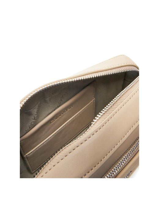 Calvin Klein Natural Handtasche Ck Must Convertible Camera Bag K60K612901