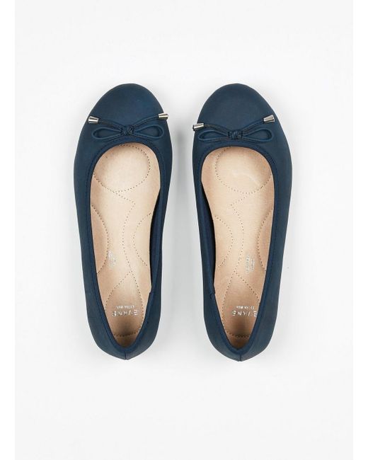 extra wide flat shoes