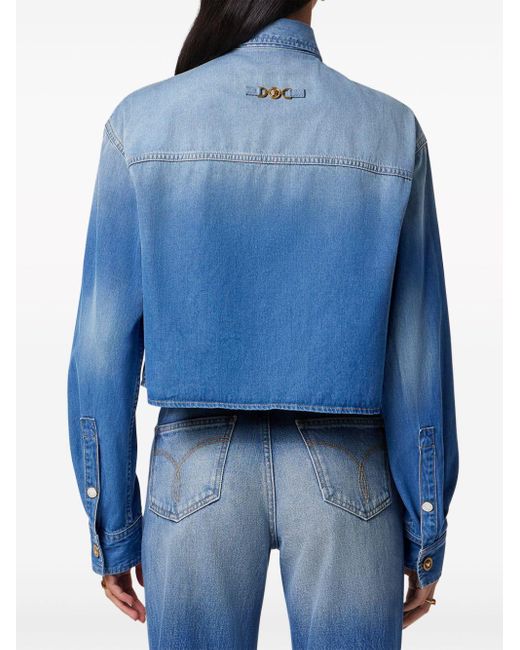 Chemise crop en jean à logo brodé Versace en coloris Blue