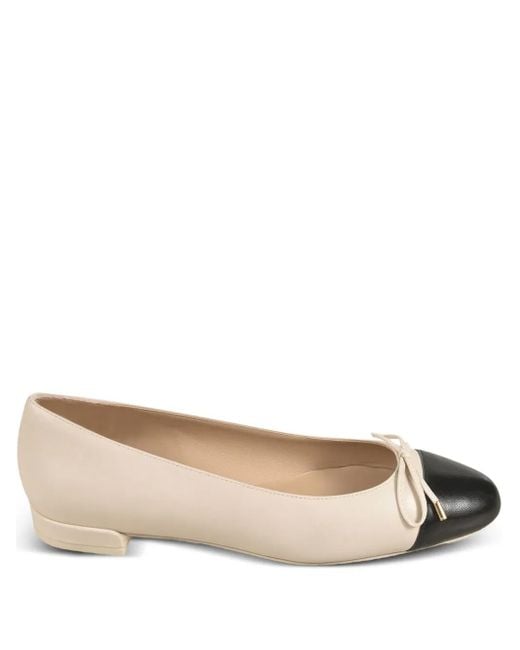 Stuart Weitzman Sleek Pumps Met Strikdetail in het Natural