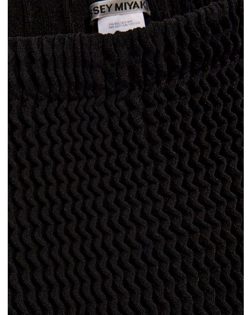 Falda de tubo midi de tejido seersucker Issey Miyake de color Black