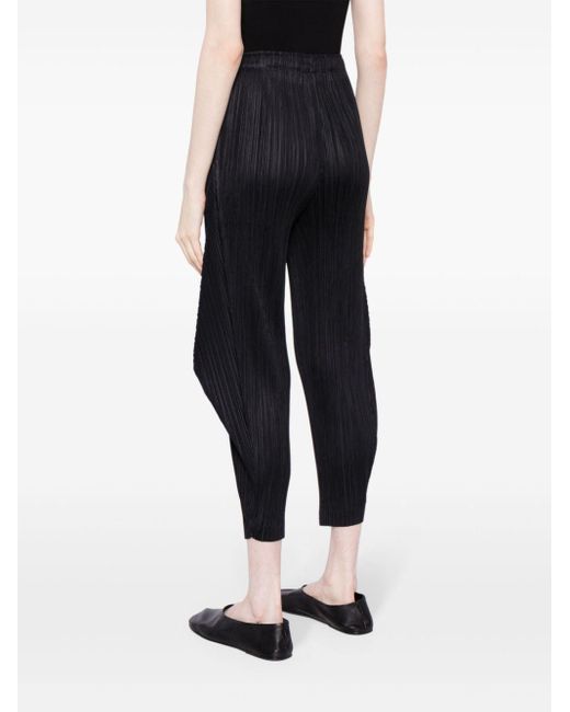 Tapered pleated trousers di Pleats Please Issey Miyake in Black