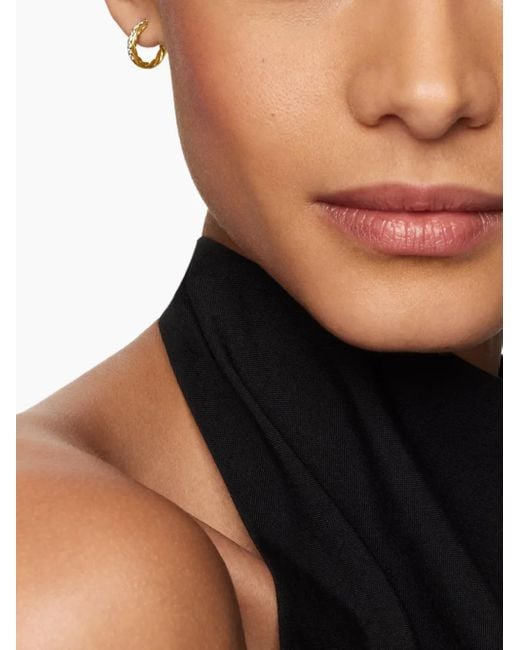 Pendientes de aro huggie de 13 mm en oro amarillo de 18 ct con diamantes en pavé David Yurman de color Metallic