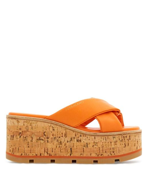 Sandalias con detalle de nudo Ferragamo de color Orange