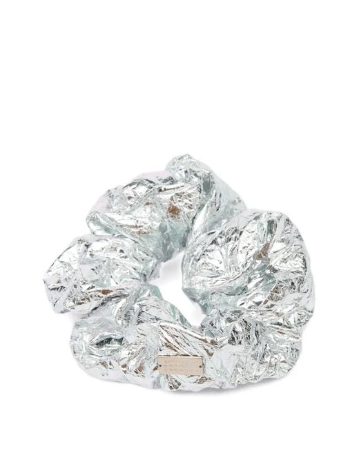MM6 Maison Margiela ロゴ フェイデッド ヘアバンド MM6 by Maison Margiela Logo-Plaque Metallic Hair Band in White