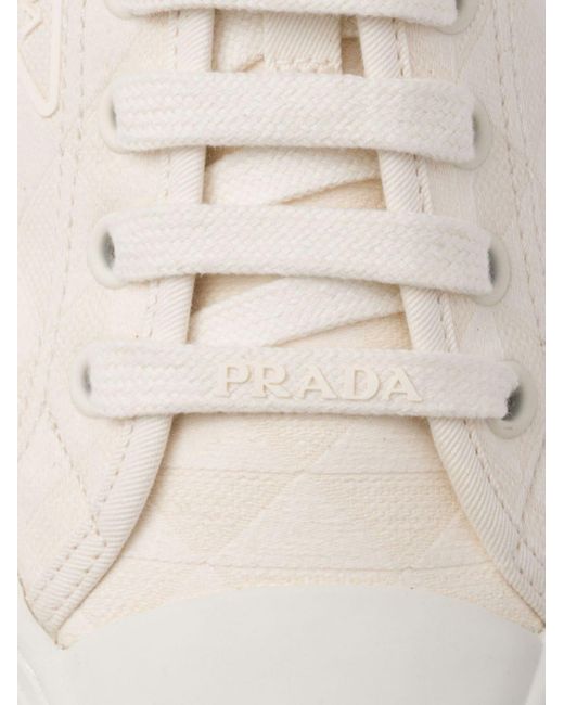 Baskets à logo triangulaire Prada pour homme en coloris White