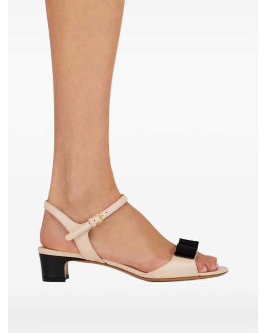 Ferragamo Vara Sandalen in het Natural