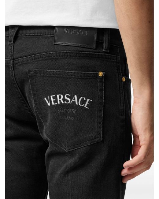 Versace Schmale Jeans mit Logo-Stickerei in Black für Herren