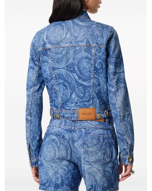Veste en jean à imprimé Barocco Versace en coloris Blue