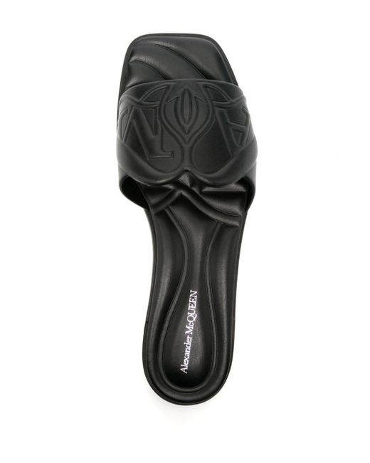 Sandalias con logo en relieve Alexander McQueen de color Black