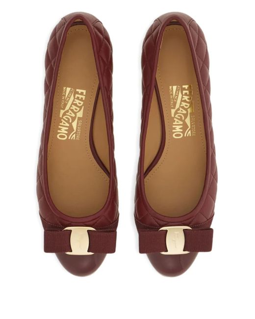 Escarpins Vara 30 Mm À Design Matelassé Ferragamo en coloris Red