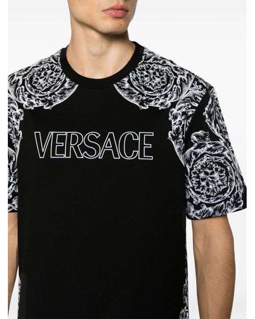 メンズ Versace バロッコモチーフ ロゴ Tシャツ Black